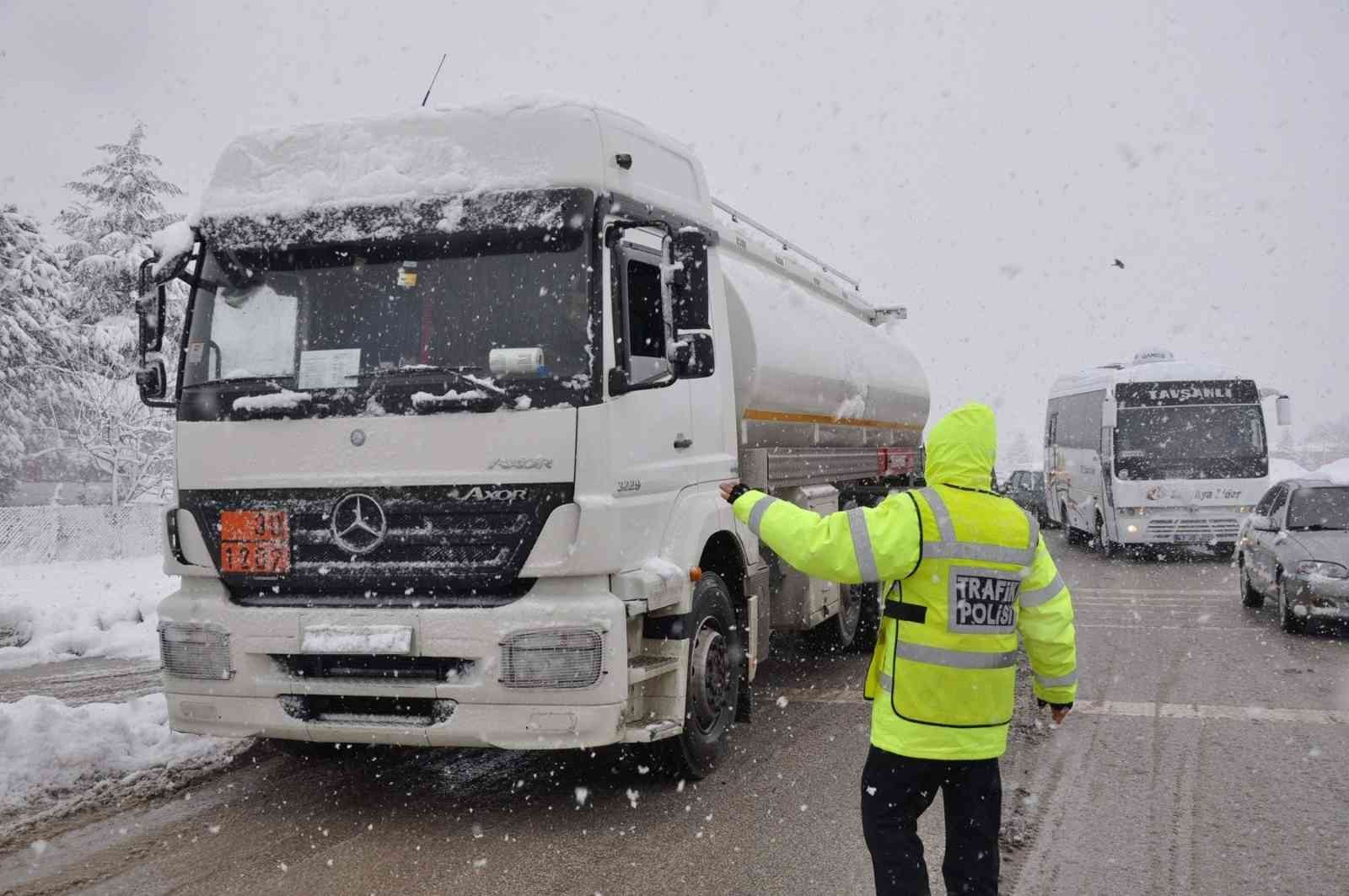 Bursa’da İstanbul istikametine kamyon ve tırların geçişine izin verilmiyor Bursa’da yoğun kar yağışı sebebiyle teyakkuzda bulunan ekipler, kapalı olan dağ ilçelerinin yollarını açmaya çalışıyor. Açılması gereken 10 köy ...