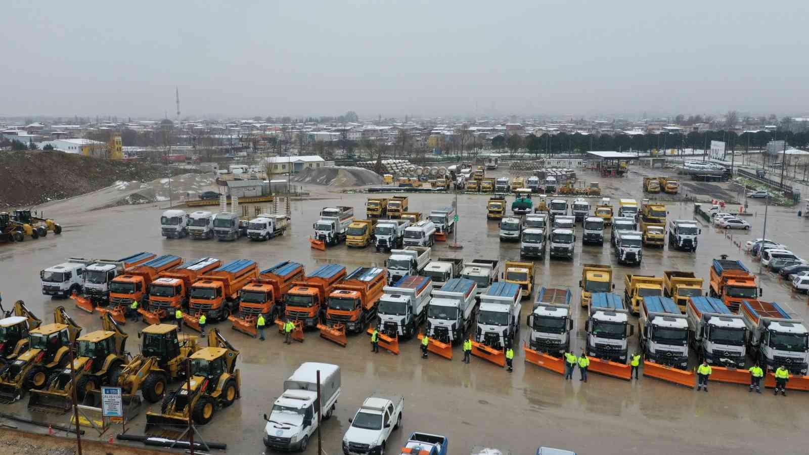 Bursa’da İstanbul istikametine kamyon ve tırların geçişine izin verilmiyor Bursa’da yoğun kar yağışı sebebiyle teyakkuzda bulunan ekipler, kapalı olan dağ ilçelerinin yollarını açmaya çalışıyor. Açılması gereken 10 köy ...
