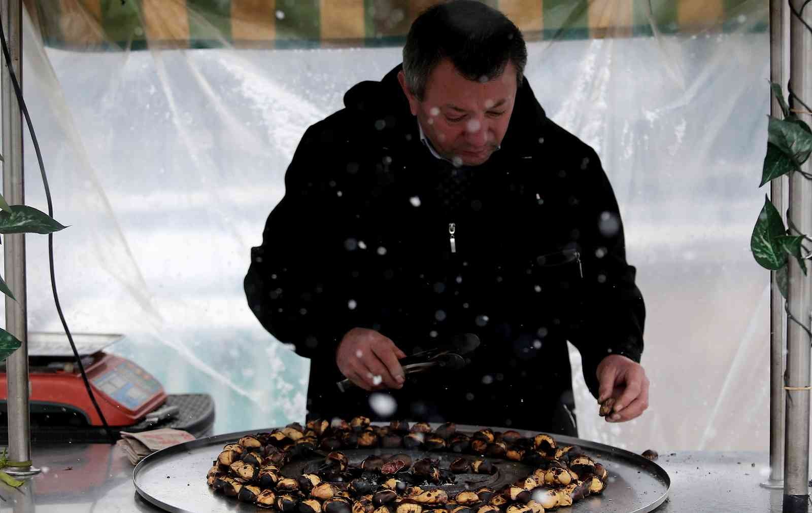Bursa’da kar yağışı etkili oluyor Bursa şehir merkezinde kar yağışı etkili oluyor. Bursa’da dün akşam saatlerinde başlayan kar yağışı etkisini sürdürüyor. Bursa şehir merkezinde ...