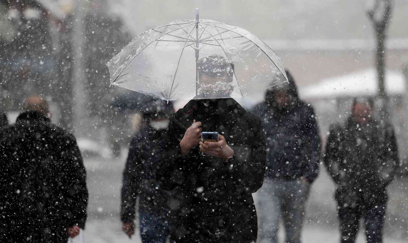 Bursa’da kar yağışı etkili oluyor Bursa şehir merkezinde kar yağışı etkili oluyor. Bursa’da dün akşam saatlerinde başlayan kar yağışı etkisini sürdürüyor. Bursa şehir merkezinde ...