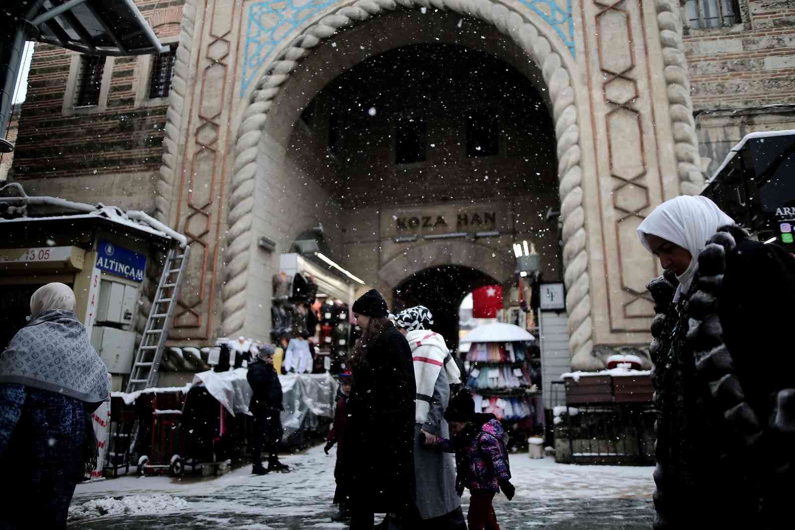 Bursa’da kar yağışı etkili oluyor Bursa şehir merkezinde kar yağışı etkili oluyor. Bursa’da dün akşam saatlerinde başlayan kar yağışı etkisini sürdürüyor. Bursa şehir merkezinde ...