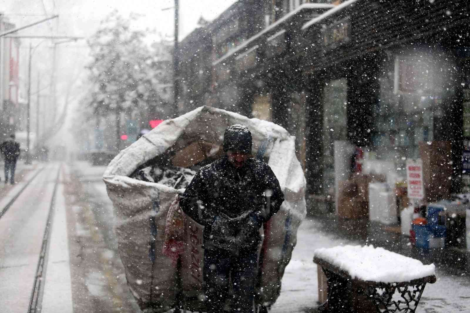 Bursa’da kar yağışı etkili oluyor Bursa şehir merkezinde kar yağışı etkili oluyor. Bursa’da dün akşam saatlerinde başlayan kar yağışı etkisini sürdürüyor. Bursa şehir merkezinde ...