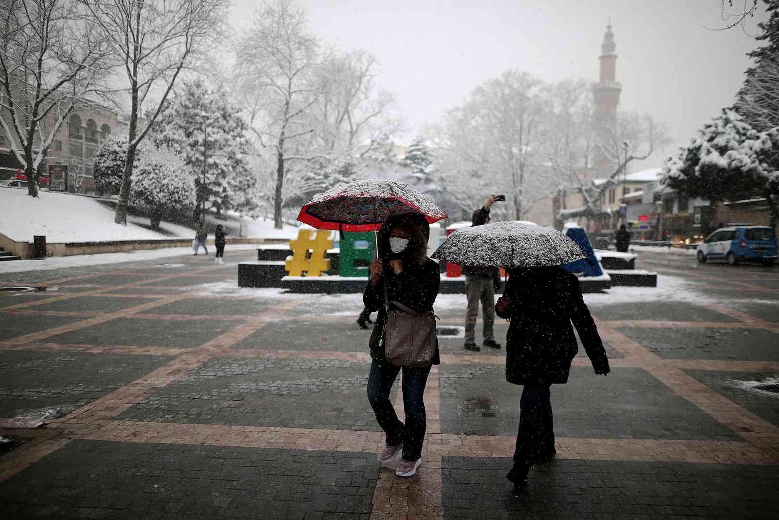 Bursa’da kar yağışı etkili oluyor Bursa şehir merkezinde kar yağışı etkili oluyor. Bursa’da dün akşam saatlerinde başlayan kar yağışı etkisini sürdürüyor. Bursa şehir merkezinde ...