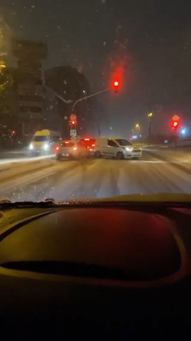 Bursa’da karlı havada bazı vatandaşlar zor anlar yaşarken, bazı vatandaşlar ise kar yağışını eğlenceye dönüştürdü. Marmara Bölgesi’ni etkisi ...