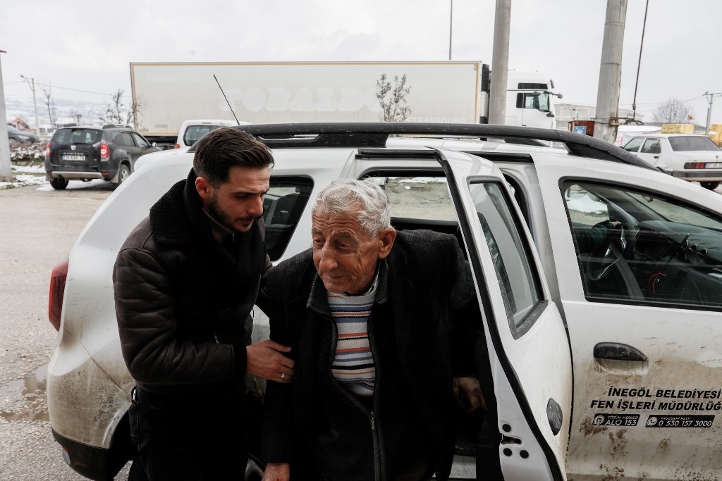 Bursa’da karda mahsur kalan hasta, hastaneye ulaştırıldı İnegöl’ün kırsal Çiftlikköy Mahallesinde ikamet eden 71 yaşındaki diyaliz hastası Hasan Batmaz’ın tedavisi için adresinden almak isteyen diyaliz ...