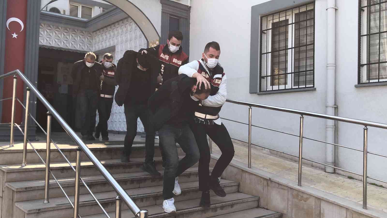 Bursa’da mazgal ve rögar kapağı hırsızları yakayı ele verdi Bursa’da farklı zamanlarda mazgal ve rögar kapağı çalan iki hırsız yakayı ele verdi. Operasyon sonrası hurdacıda gözaltına alındı. Bursa’nın ...