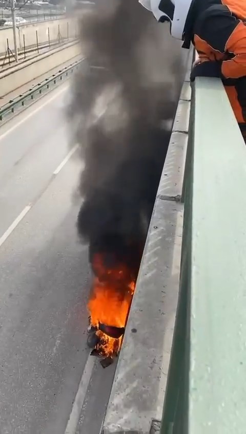 Bursa’da motosiklet alev alev yandı Bursa’da seyir halindeki bir kuryeye ait motosiklet bir anda alev aldı. Şoför motosikleti bırakıp izlemekle yetindi. Motosiklet alev topuna ...