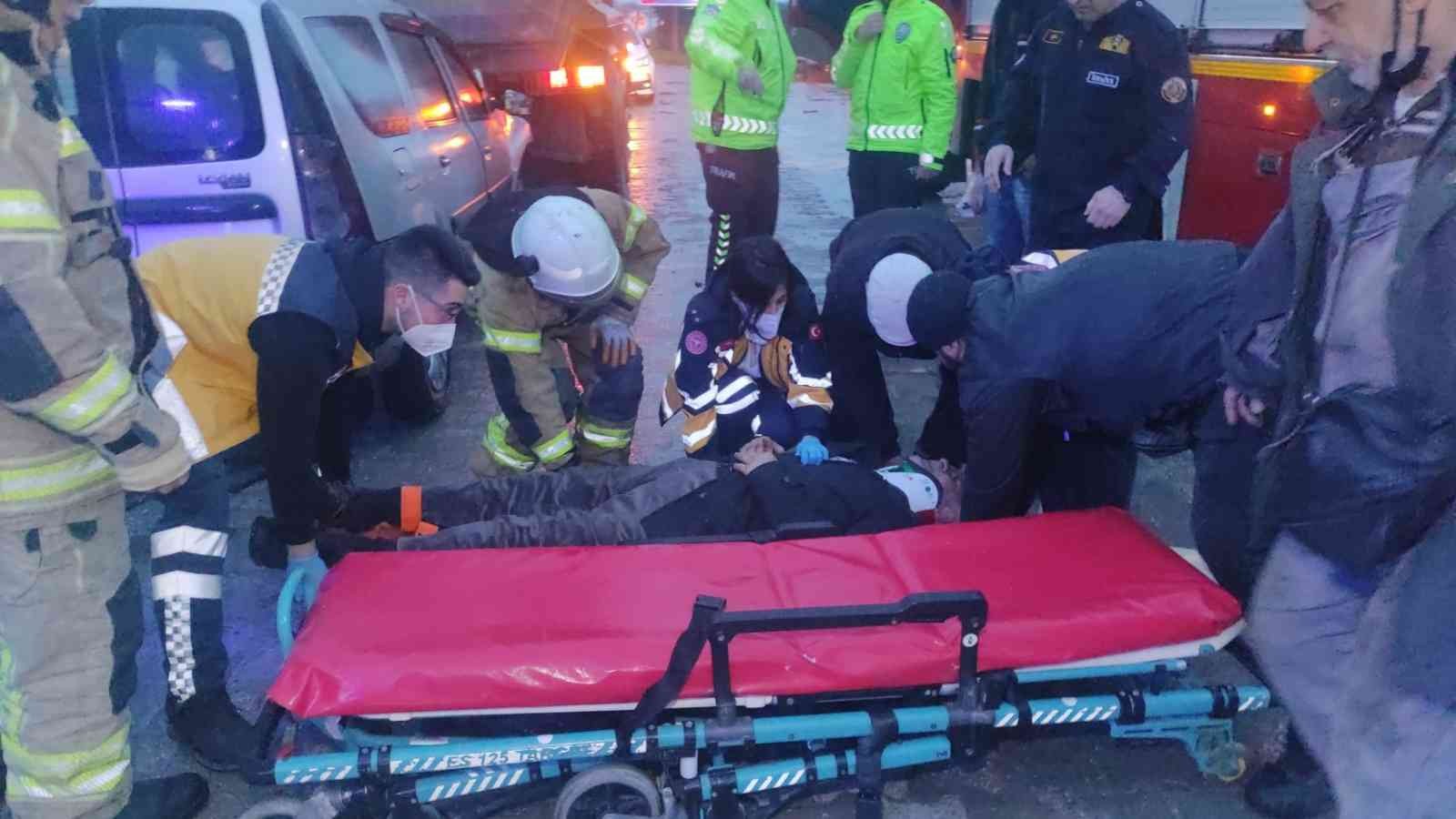 Bursa’da otomobil kamyona arkadan çarptı, yaşlı adam ağır yaralandı Orhangazi’de sabah saatlerinde meydana gelen trafik kazasında bir otomobil önünde seyir halindeki kamyona arkadan çarptı. Araç içinde sıkışan ...