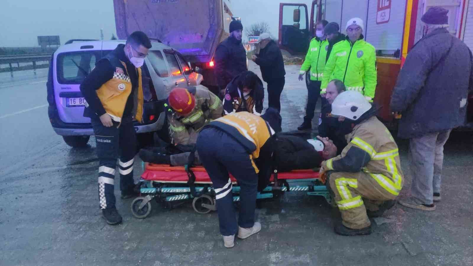 Bursa’da otomobil kamyona arkadan çarptı, yaşlı adam ağır yaralandı Orhangazi’de sabah saatlerinde meydana gelen trafik kazasında bir otomobil önünde seyir halindeki kamyona arkadan çarptı. Araç içinde sıkışan ...