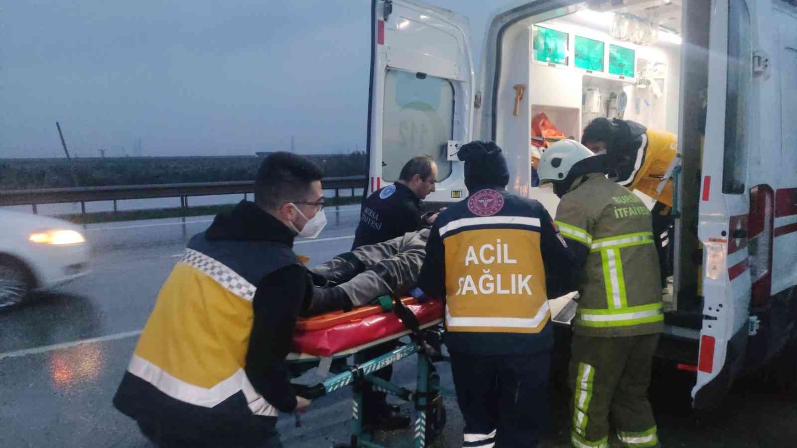 Bursa’da otomobil kamyona arkadan çarptı, yaşlı adam ağır yaralandı Orhangazi’de sabah saatlerinde meydana gelen trafik kazasında bir otomobil önünde seyir halindeki kamyona arkadan çarptı. Araç içinde sıkışan ...