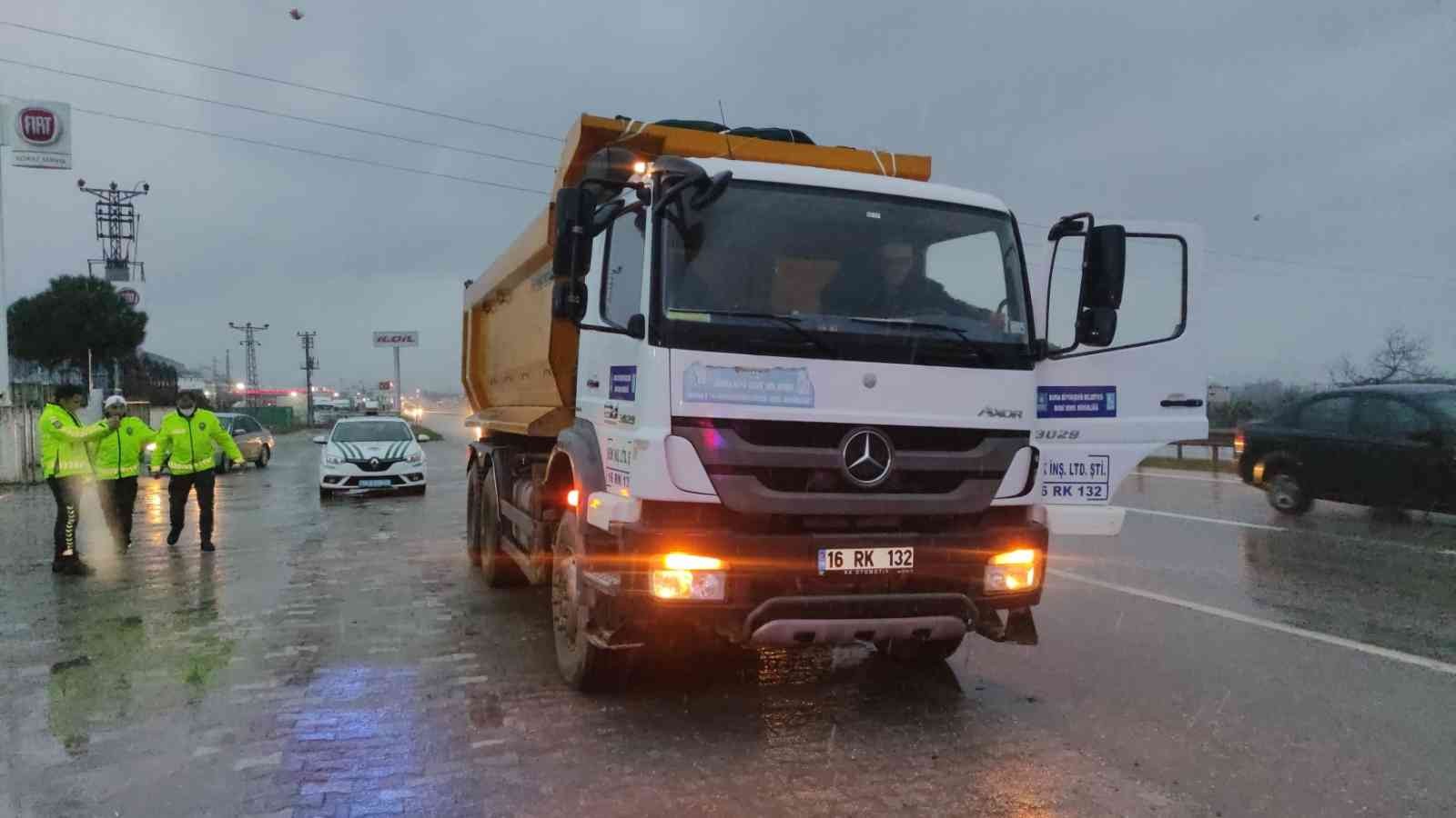 Bursa’da otomobil kamyona arkadan çarptı, yaşlı adam ağır yaralandı Orhangazi’de sabah saatlerinde meydana gelen trafik kazasında bir otomobil önünde seyir halindeki kamyona arkadan çarptı. Araç içinde sıkışan ...