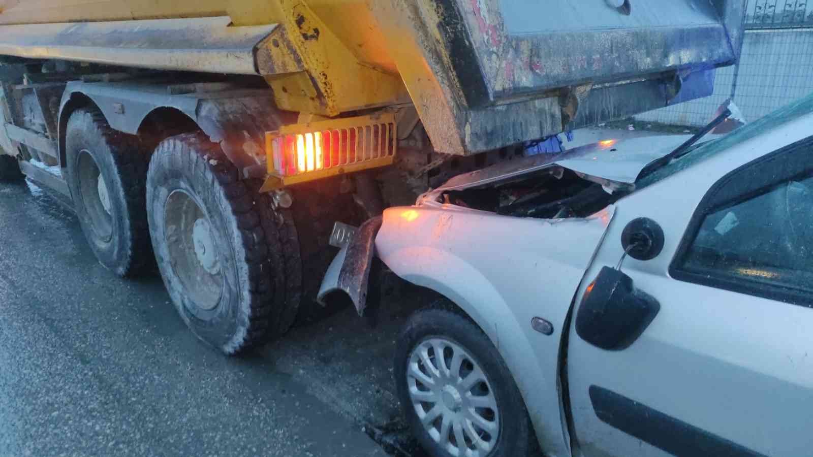 Bursa’da otomobil kamyona arkadan çarptı, yaşlı adam ağır yaralandı Orhangazi’de sabah saatlerinde meydana gelen trafik kazasında bir otomobil önünde seyir halindeki kamyona arkadan çarptı. Araç içinde sıkışan ...