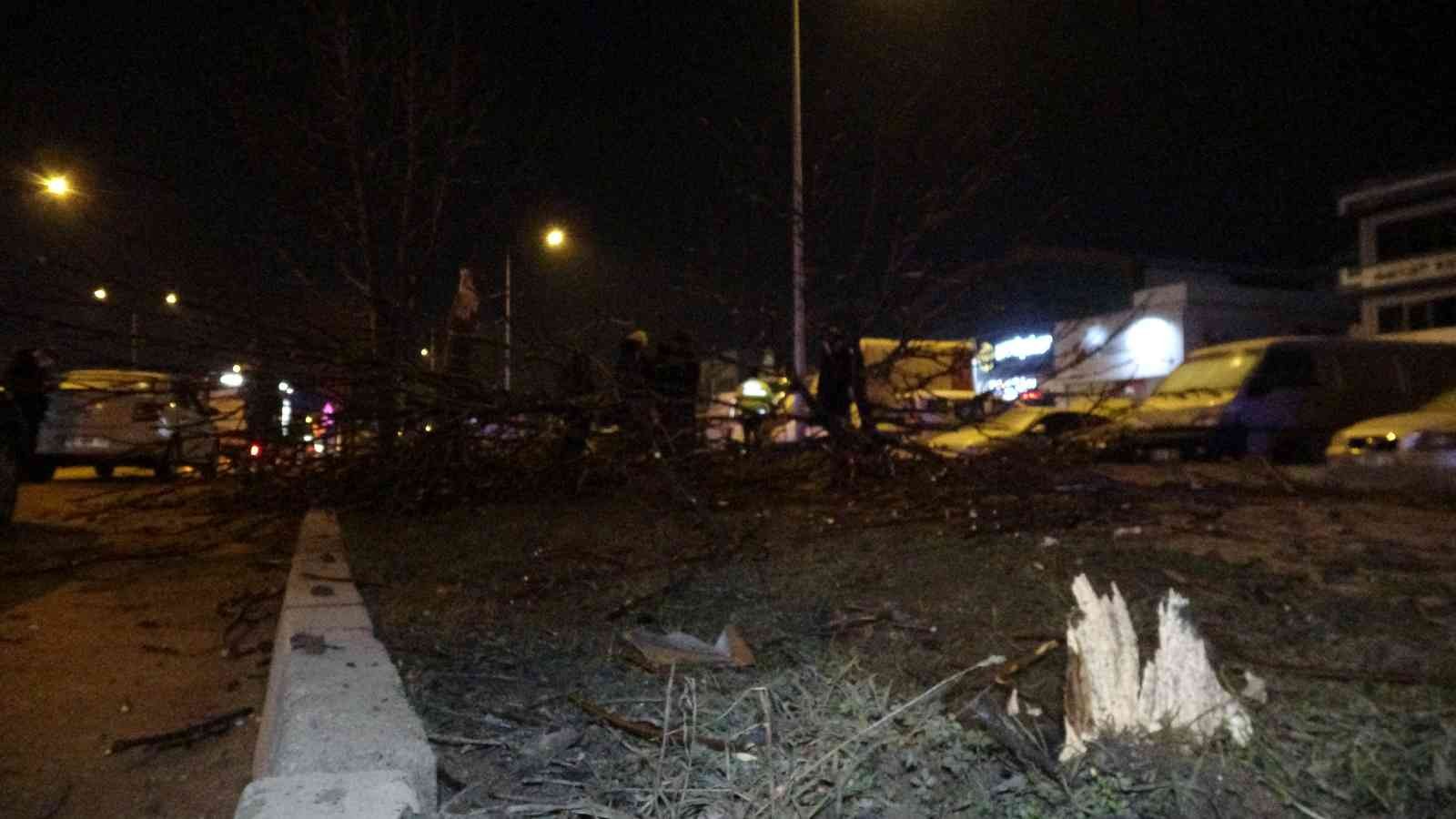 Bursa’da otomobil taklalar atarak 50 metre sürüklendi: 2 ölü Bursa’da otomobil sürücüsünün kontrolünden çıkarak yol kenarındaki ağaçları devirdikten sonra 50 metre boyunca taklalar attı. Otomobilde bulunan ...