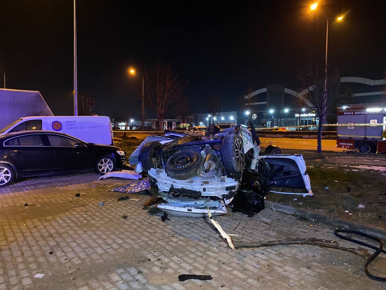 Bursa’da otomobil taklalar atarak 50 metre sürüklendi: 2 ölü Bursa’da otomobil sürücüsünün kontrolünden çıkarak yol kenarındaki ağaçları devirdikten sonra 50 metre boyunca taklalar attı. Otomobilde bulunan ...