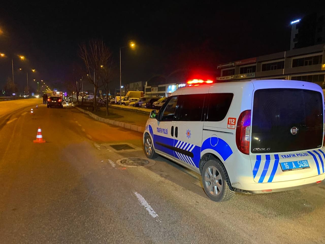 Bursa’da otomobil taklalar atarak 50 metre sürüklendi: 2 ölü Bursa’da otomobil sürücüsünün kontrolünden çıkarak yol kenarındaki ağaçları devirdikten sonra 50 metre boyunca taklalar attı. Otomobilde bulunan ...