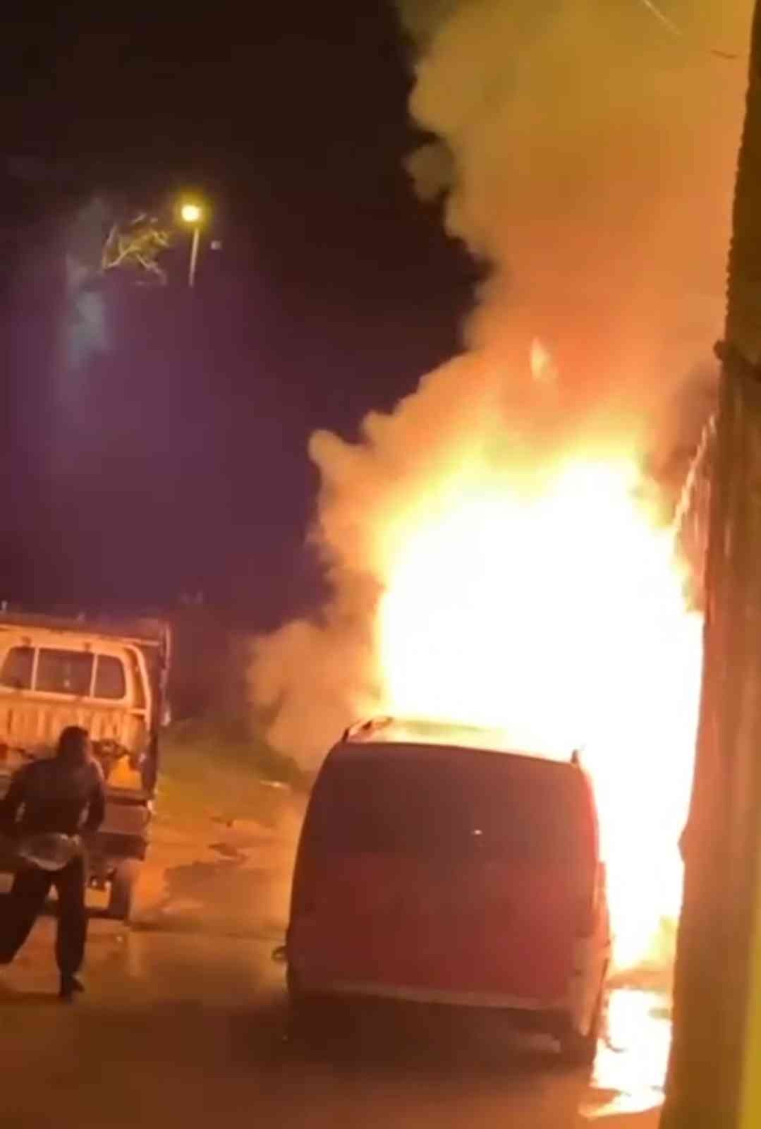 Bursa’da park halindeki otomobil alev alev yandı Bursa’da park halindeki hafif ticari araç alev alev yandı. O anlar kameraya yansıdı. Yangın, sabah saatlerinde merkez Osmangazi ilçesinde meydana ...