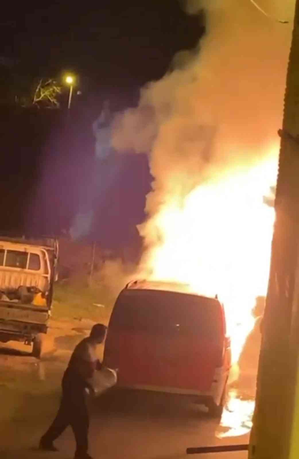 Bursa’da park halindeki otomobil alev alev yandı Bursa’da park halindeki hafif ticari araç alev alev yandı. O anlar kameraya yansıdı. Yangın, sabah saatlerinde merkez Osmangazi ilçesinde meydana ...