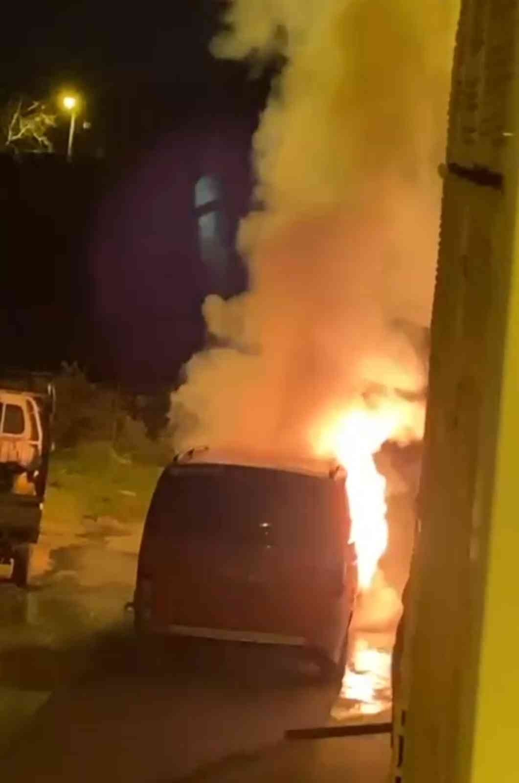 Bursa’da park halindeki otomobil alev alev yandı Bursa’da park halindeki hafif ticari araç alev alev yandı. O anlar kameraya yansıdı. Yangın, sabah saatlerinde merkez Osmangazi ilçesinde meydana ...