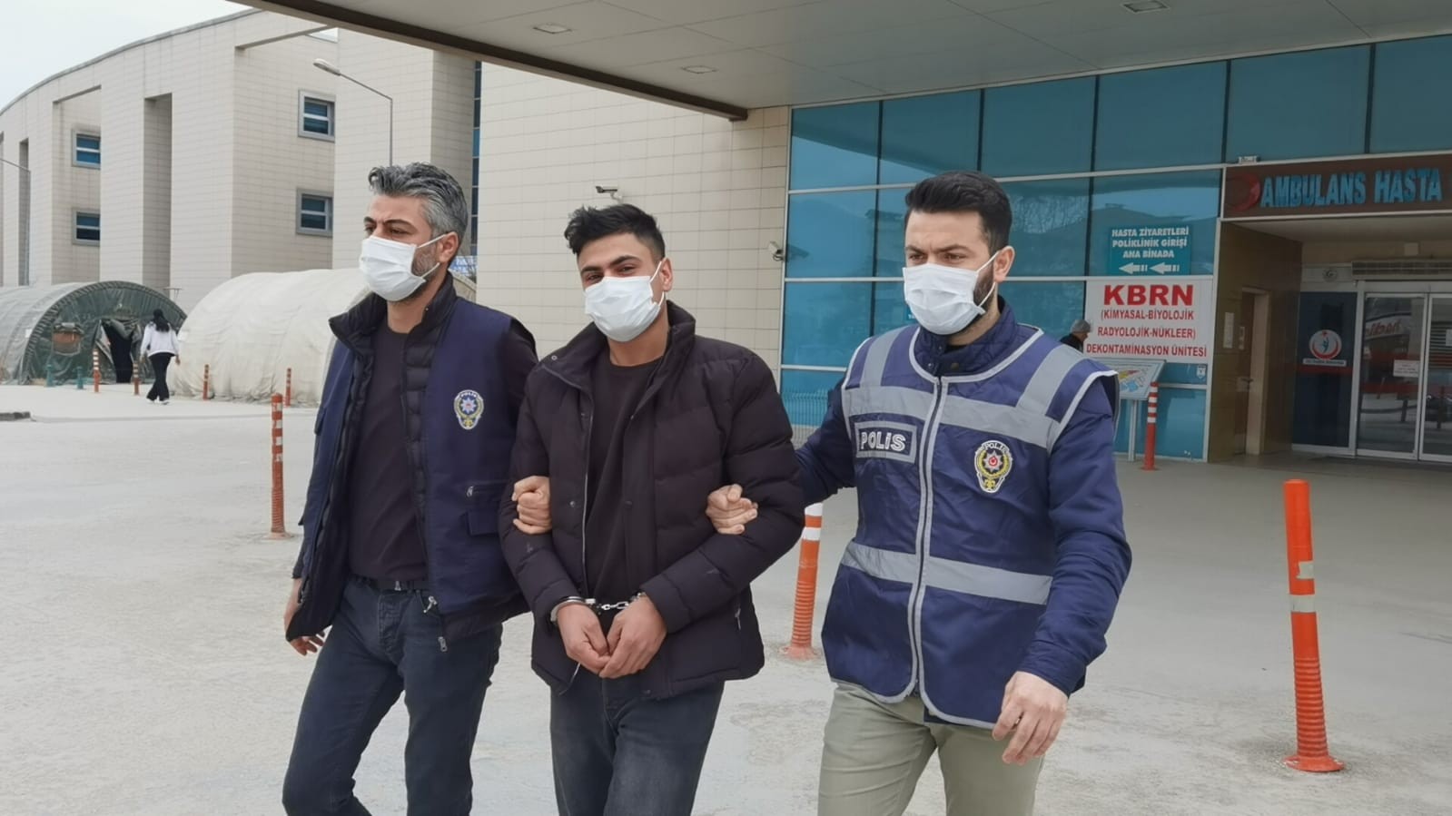 Bursa’da polisin yakaladığı magandalardan pişkin ifade, ’’ Gençlerin hevesine karışmayın’’ Bursa’nın İnegöl ilçesinde rastgele etrafa ateş açan şüpheliler yakalandı. Polis 3 şüpheliden 2’sini yakaladı. Şüpheliler adliyeye sevk edilirken ...