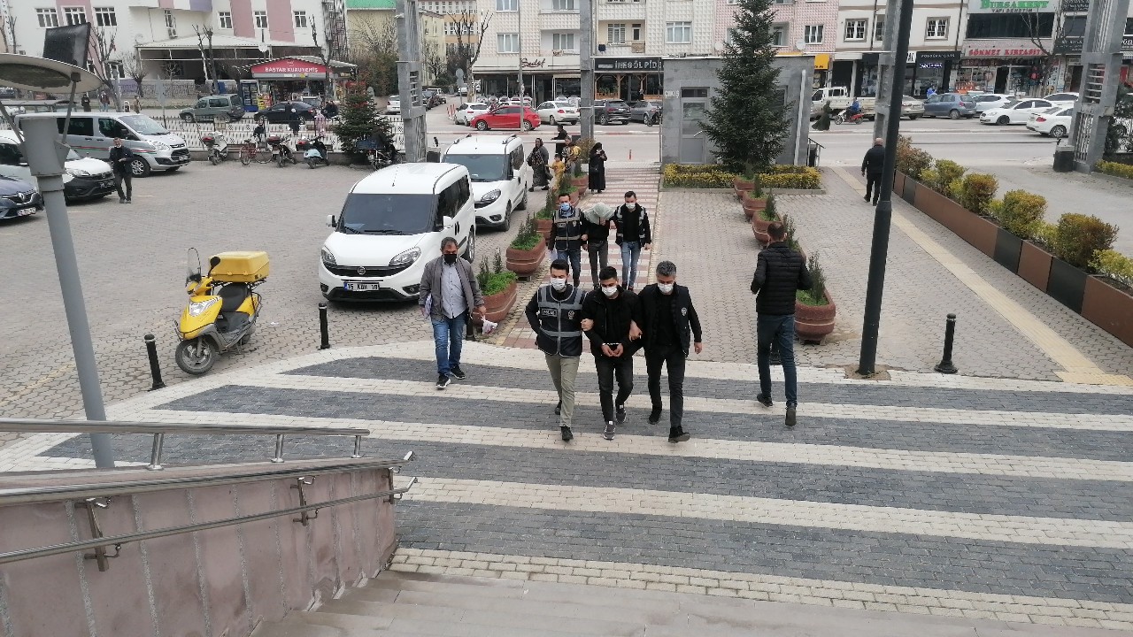 Bursa’da polisin yakaladığı magandalardan pişkin ifade, ’’ Gençlerin hevesine karışmayın’’ Bursa’nın İnegöl ilçesinde rastgele etrafa ateş açan şüpheliler yakalandı. Polis 3 şüpheliden 2’sini yakaladı. Şüpheliler adliyeye sevk edilirken ...