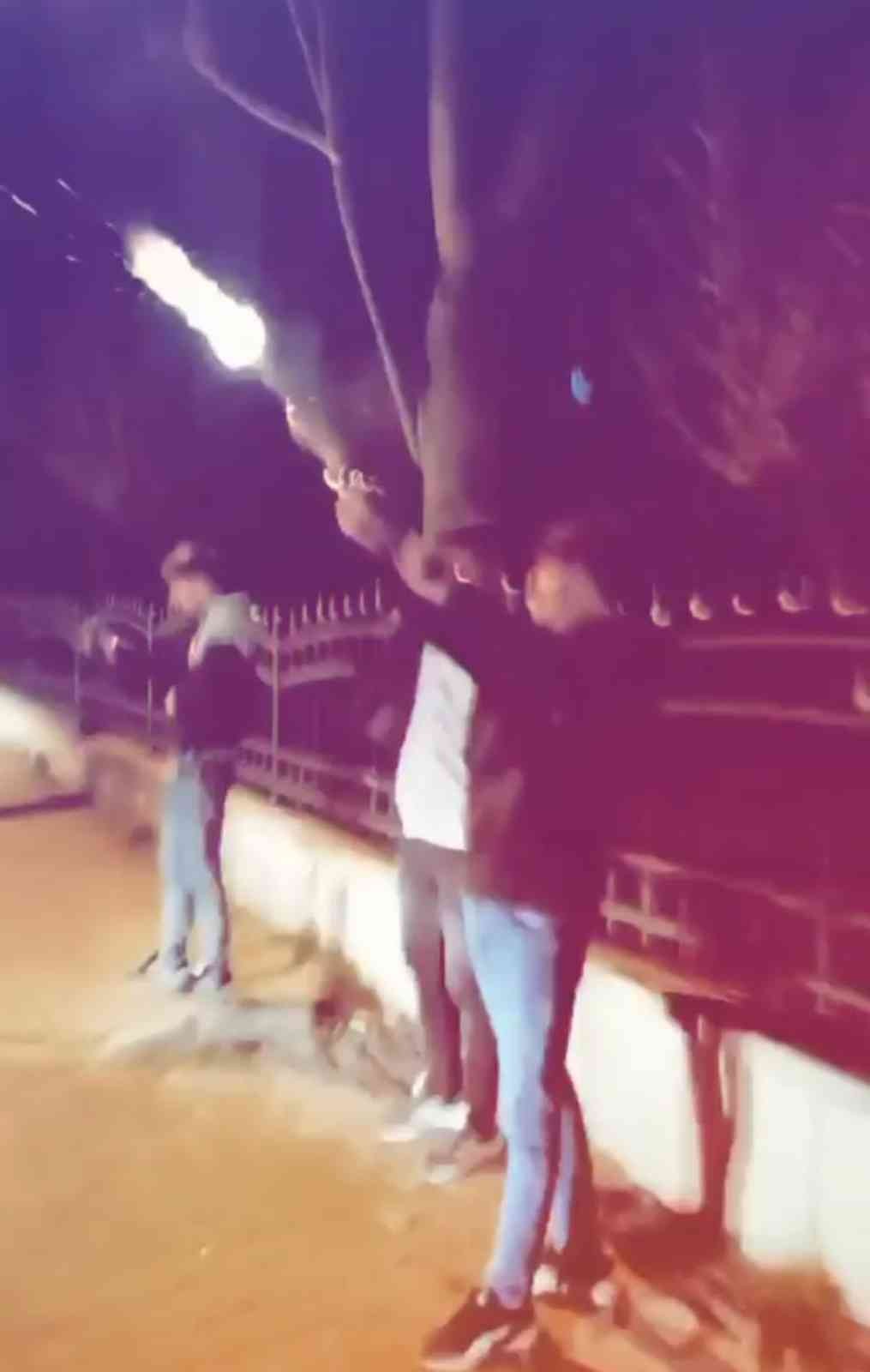 Bursa’da polisin yakaladığı magandalardan pişkin ifade, ’’ Gençlerin hevesine karışmayın’’ Bursa’nın İnegöl ilçesinde rastgele etrafa ateş açan şüpheliler yakalandı. Polis 3 şüpheliden 2’sini yakaladı. Şüpheliler adliyeye sevk edilirken ...