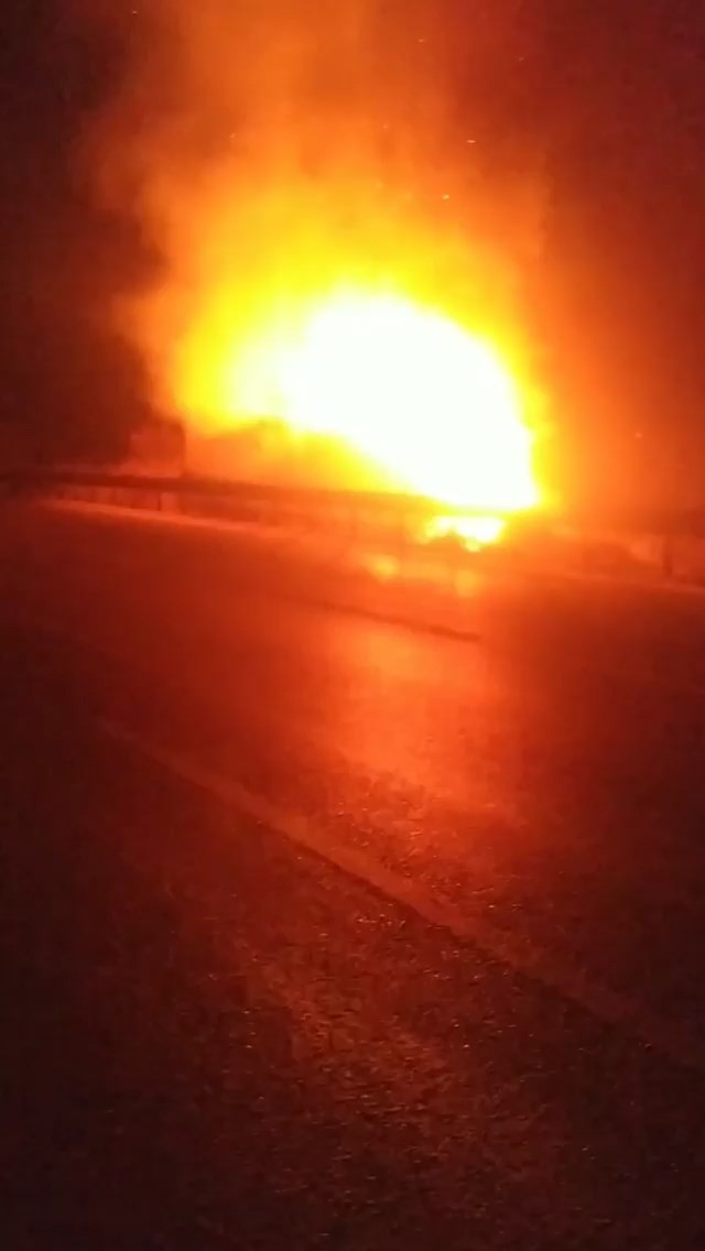 Bursa’da şarampole yuvarlanan kamyon alev aldı Bursa’da kontrolden çıkan kamyon şarampole yuvarlandı. Sürücüsünün kendi imkanlarıyla içerisinden çıktığı araç alev alev yandı. Kaza, dün gece ...