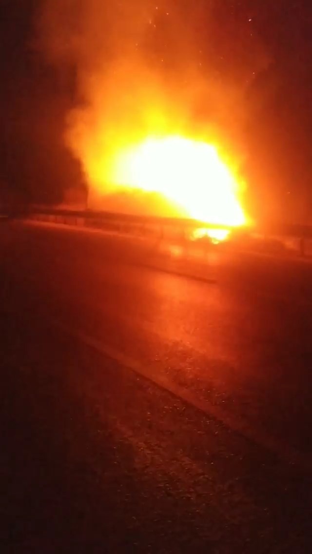 Bursa’da şarampole yuvarlanan kamyon alev aldı Bursa’da kontrolden çıkan kamyon şarampole yuvarlandı. Sürücüsünün kendi imkanlarıyla içerisinden çıktığı araç alev alev yandı. Kaza, dün gece ...