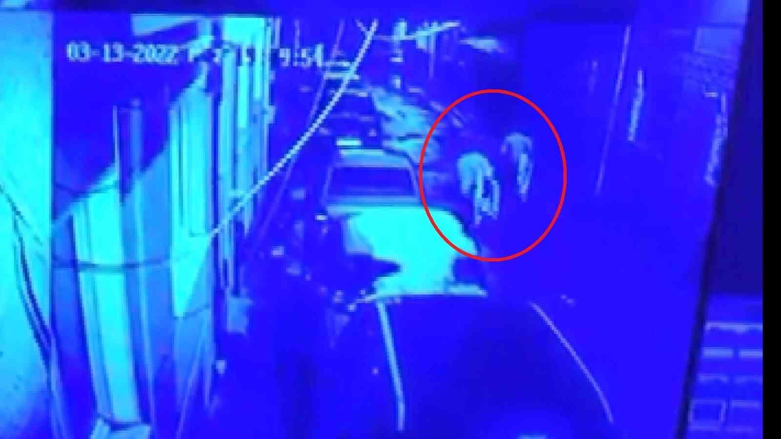 Bursa’da sineklik hırsızları kameralara yakalandı Bursa’da camlardaki sineklikleri sökerek çalan şüpheliler kameralara yakalandı. Olay, merkez Osmangazi ilçesi Koğukçınar Mahallesi’nde meydana ...