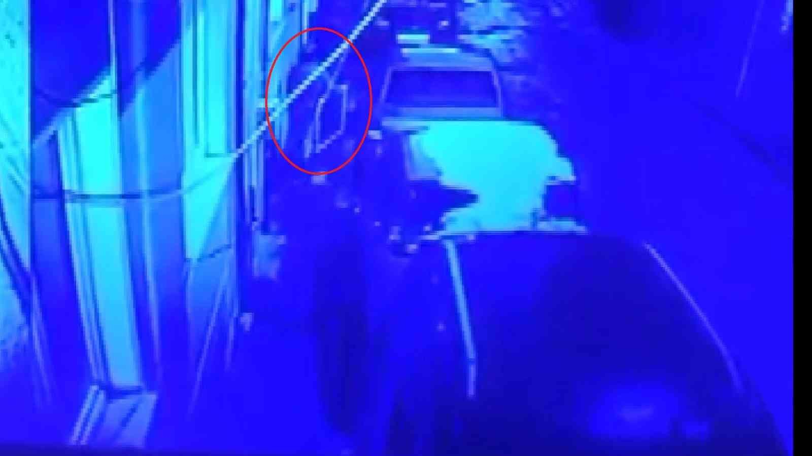 Bursa’da sineklik hırsızları kameralara yakalandı Bursa’da camlardaki sineklikleri sökerek çalan şüpheliler kameralara yakalandı. Olay, merkez Osmangazi ilçesi Koğukçınar Mahallesi’nde meydana ...