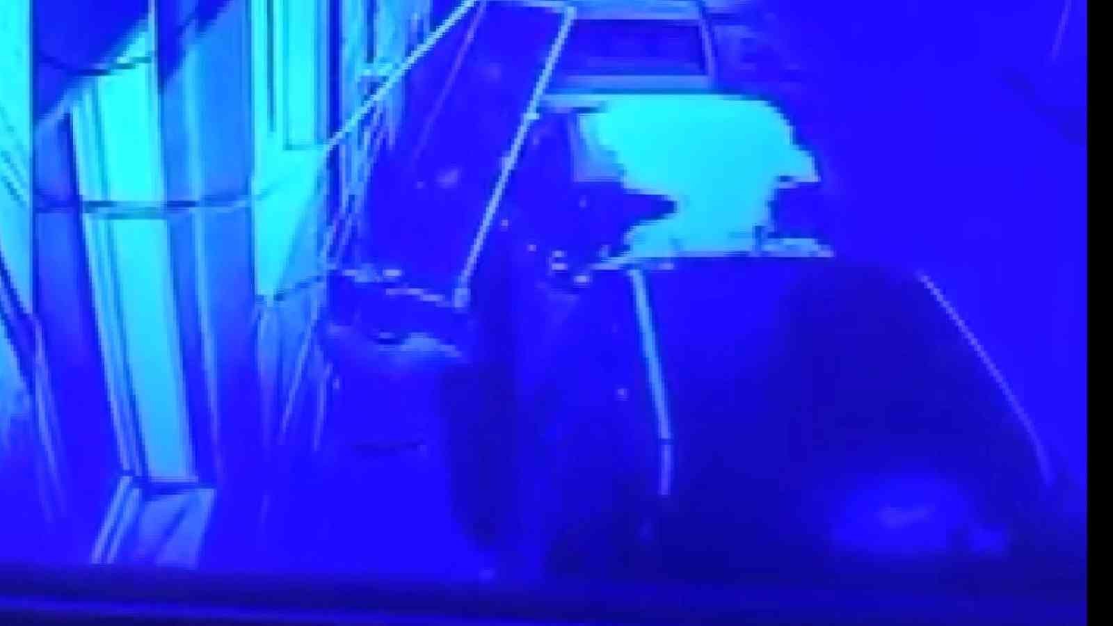 Bursa’da sineklik hırsızları kameralara yakalandı Bursa’da camlardaki sineklikleri sökerek çalan şüpheliler kameralara yakalandı. Olay, merkez Osmangazi ilçesi Koğukçınar Mahallesi’nde meydana ...