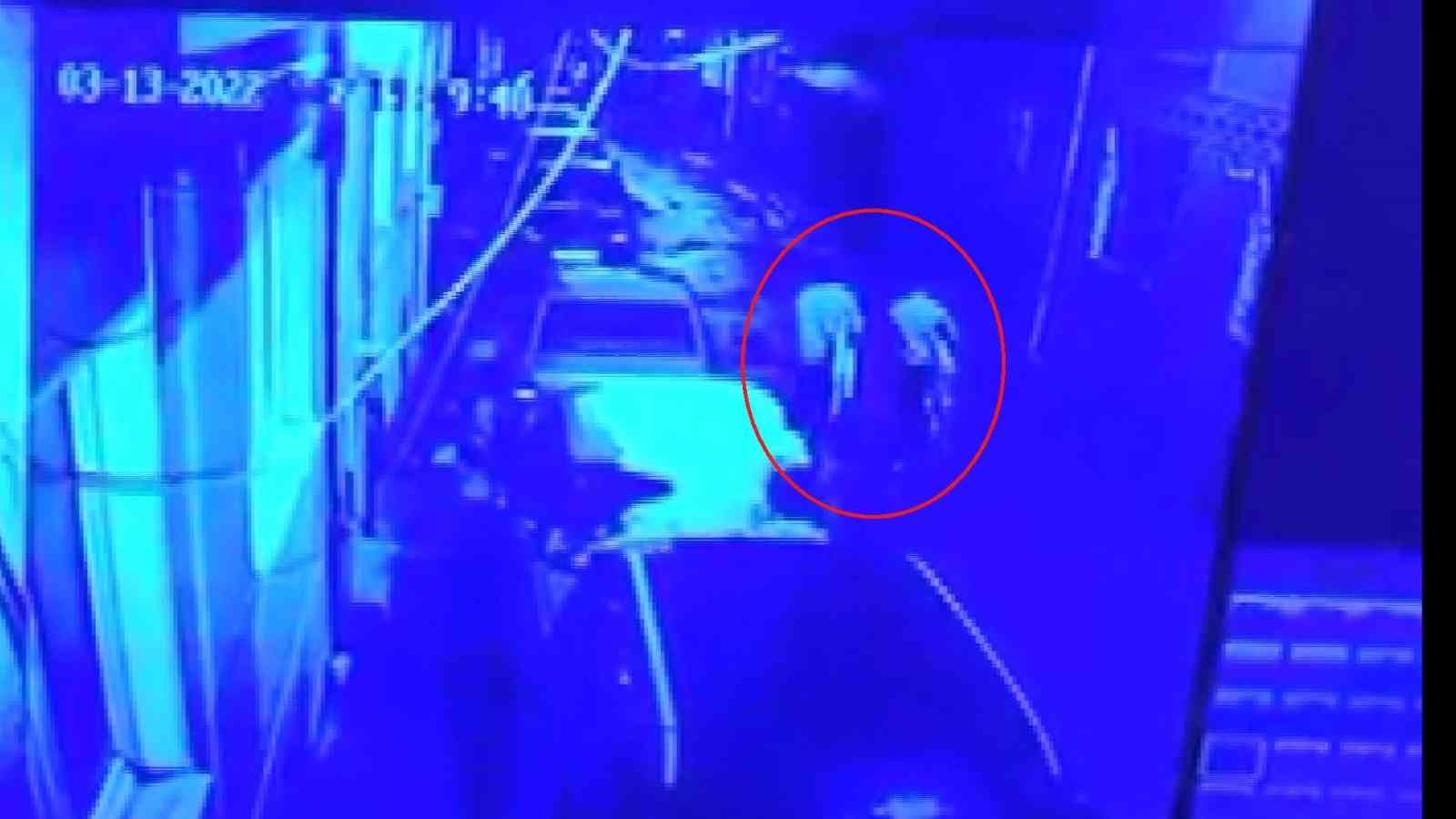 Bursa’da sineklik hırsızları kameralara yakalandı Bursa’da camlardaki sineklikleri sökerek çalan şüpheliler kameralara yakalandı. Olay, merkez Osmangazi ilçesi Koğukçınar Mahallesi’nde meydana ...