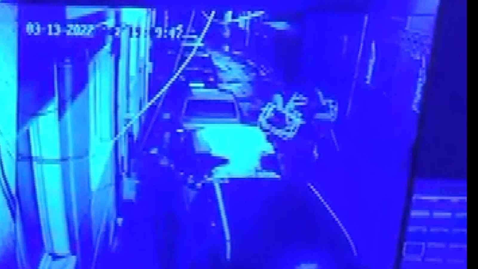 Bursa’da sineklik hırsızları kameralara yakalandı Bursa’da camlardaki sineklikleri sökerek çalan şüpheliler kameralara yakalandı. Olay, merkez Osmangazi ilçesi Koğukçınar Mahallesi’nde meydana ...