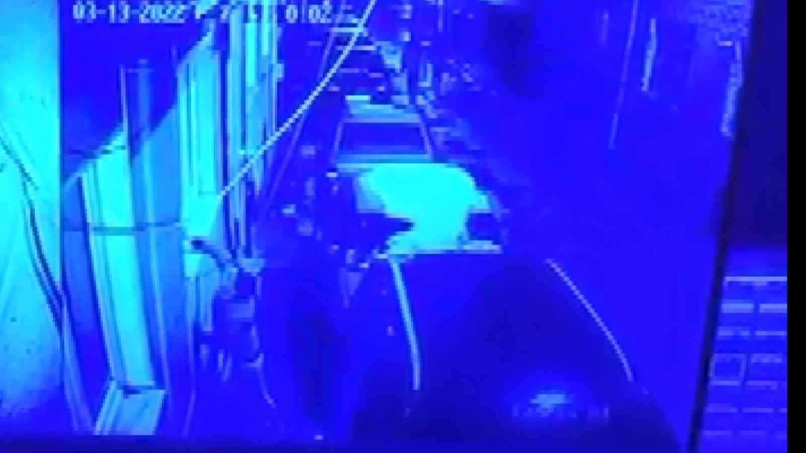 Bursa’da sineklik hırsızları kameralara yakalandı Bursa’da camlardaki sineklikleri sökerek çalan şüpheliler kameralara yakalandı. Olay, merkez Osmangazi ilçesi Koğukçınar Mahallesi’nde meydana ...