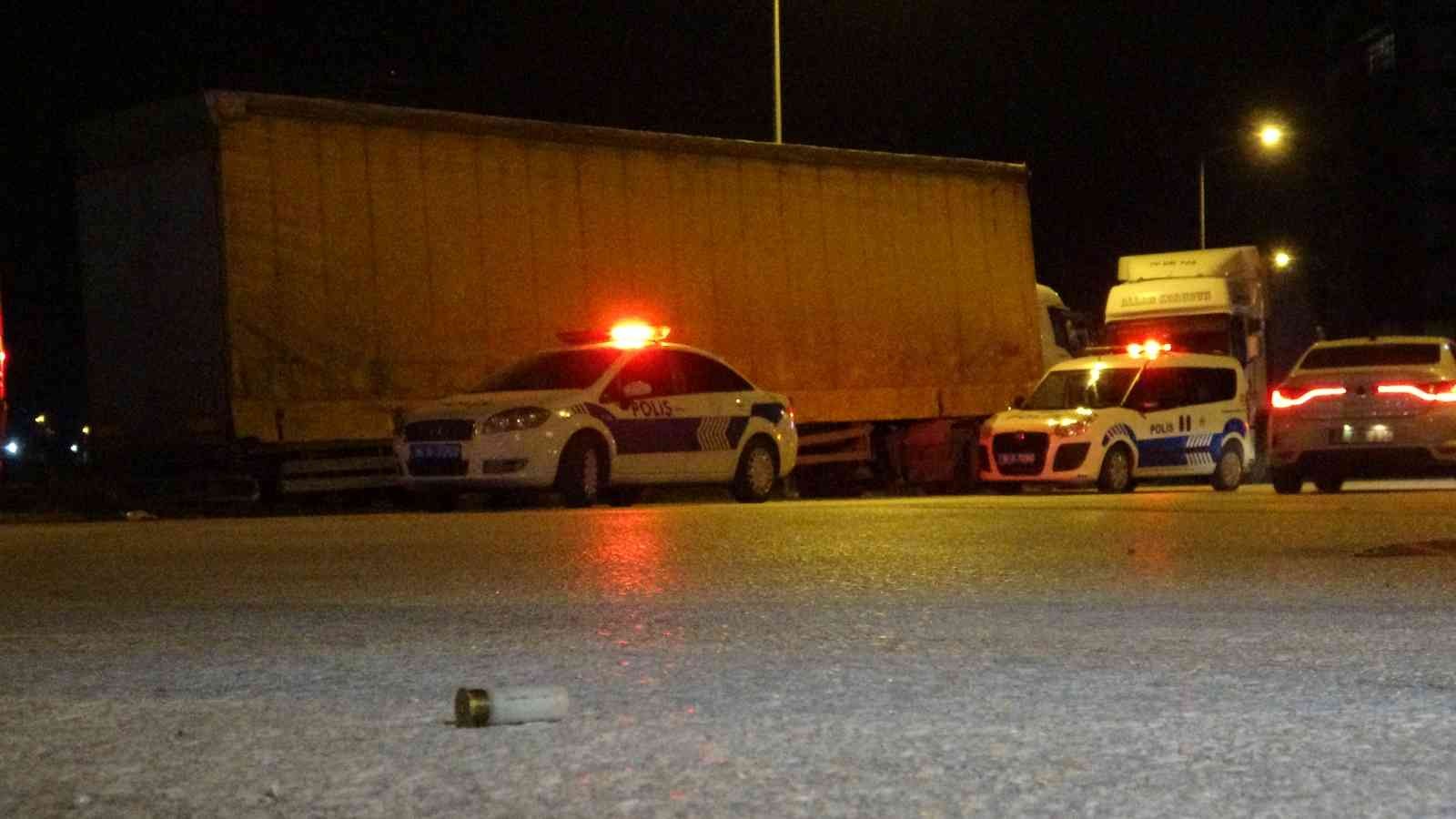 Bursa’da sokakta yürüyen 2 genç kimliği belirsiz kişi veya kişiler tarafından silahlı saldırıya uğradı. Gençlerden birinin durumunun ağır olduğu ...