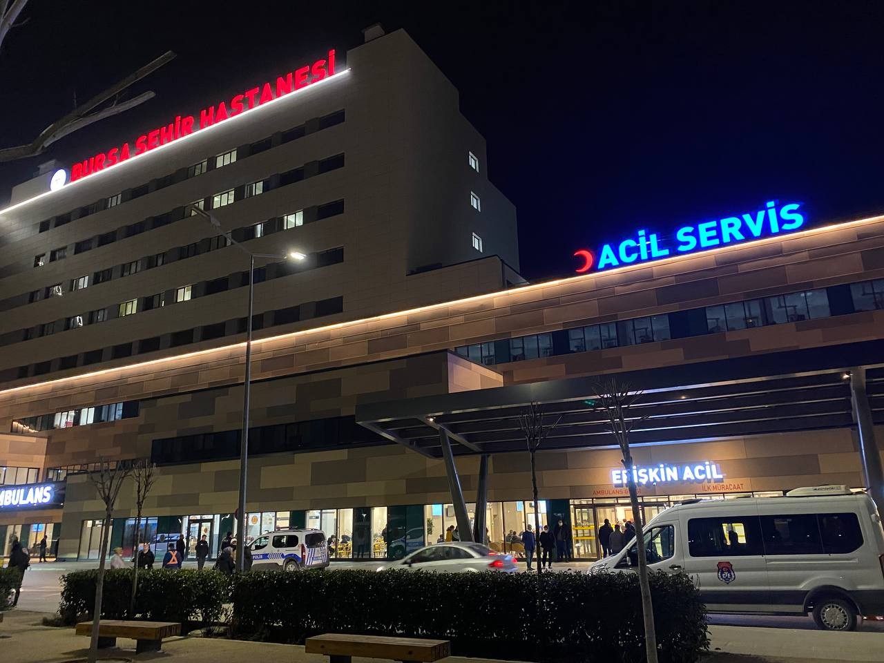 Bursa’da sokakta yürüyen 2 genç kimliği belirsiz kişi veya kişiler tarafından silahlı saldırıya uğradı. Gençlerden birinin durumunun ağır olduğu ...