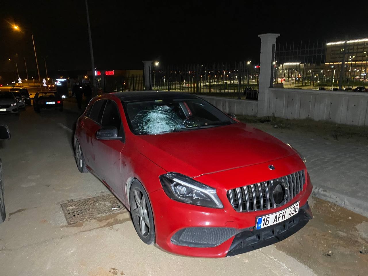 Bursa’da sokakta yürüyen 2 genç kimliği belirsiz kişi veya kişiler tarafından silahlı saldırıya uğradı. Gençlerden birinin durumunun ağır olduğu ...