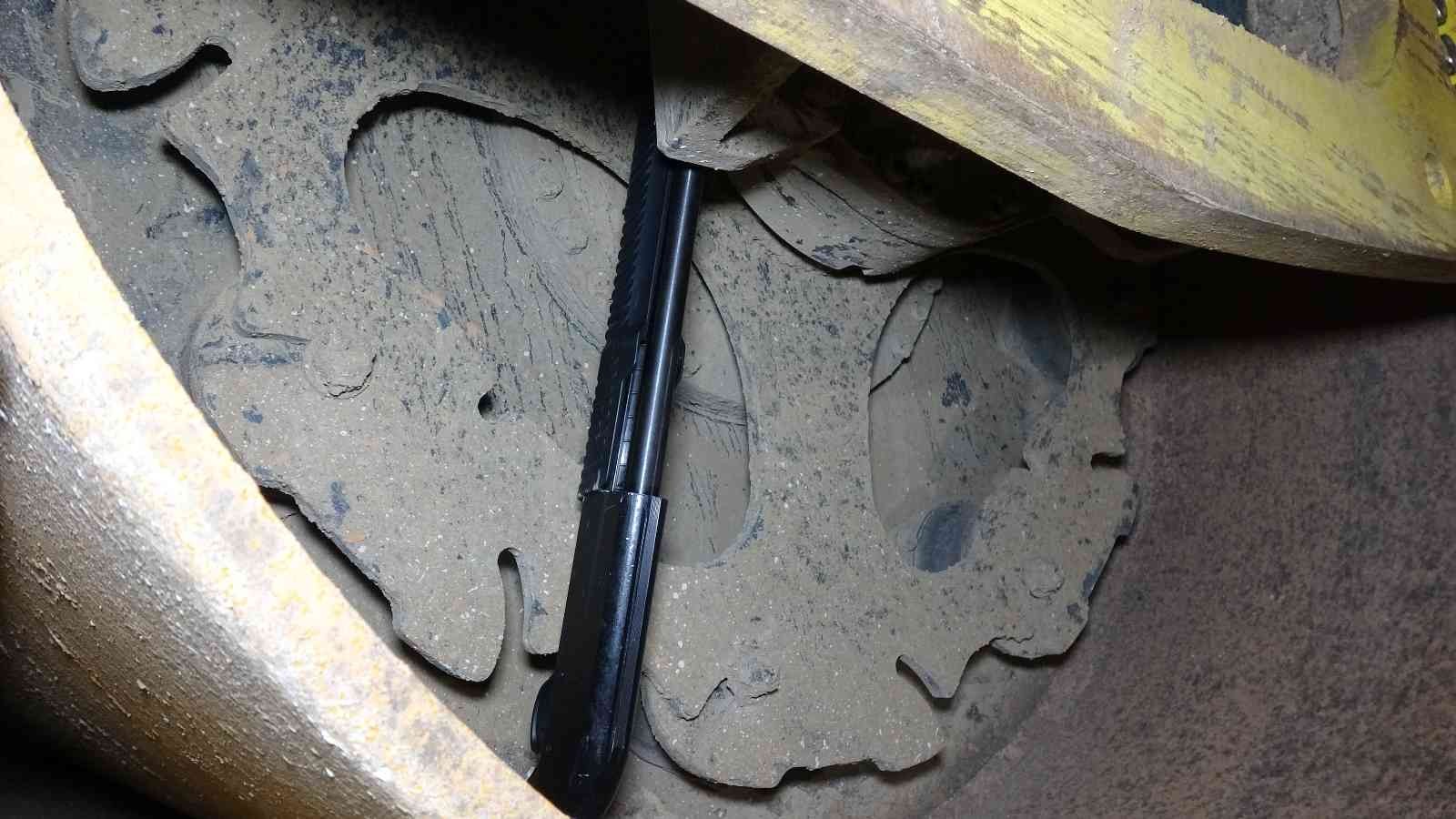 Bursa’da sokakta yürüyen 2 genç kimliği belirsiz kişi veya kişiler tarafından silahlı saldırıya uğradı. Gençlerden birinin durumunun ağır olduğu ...