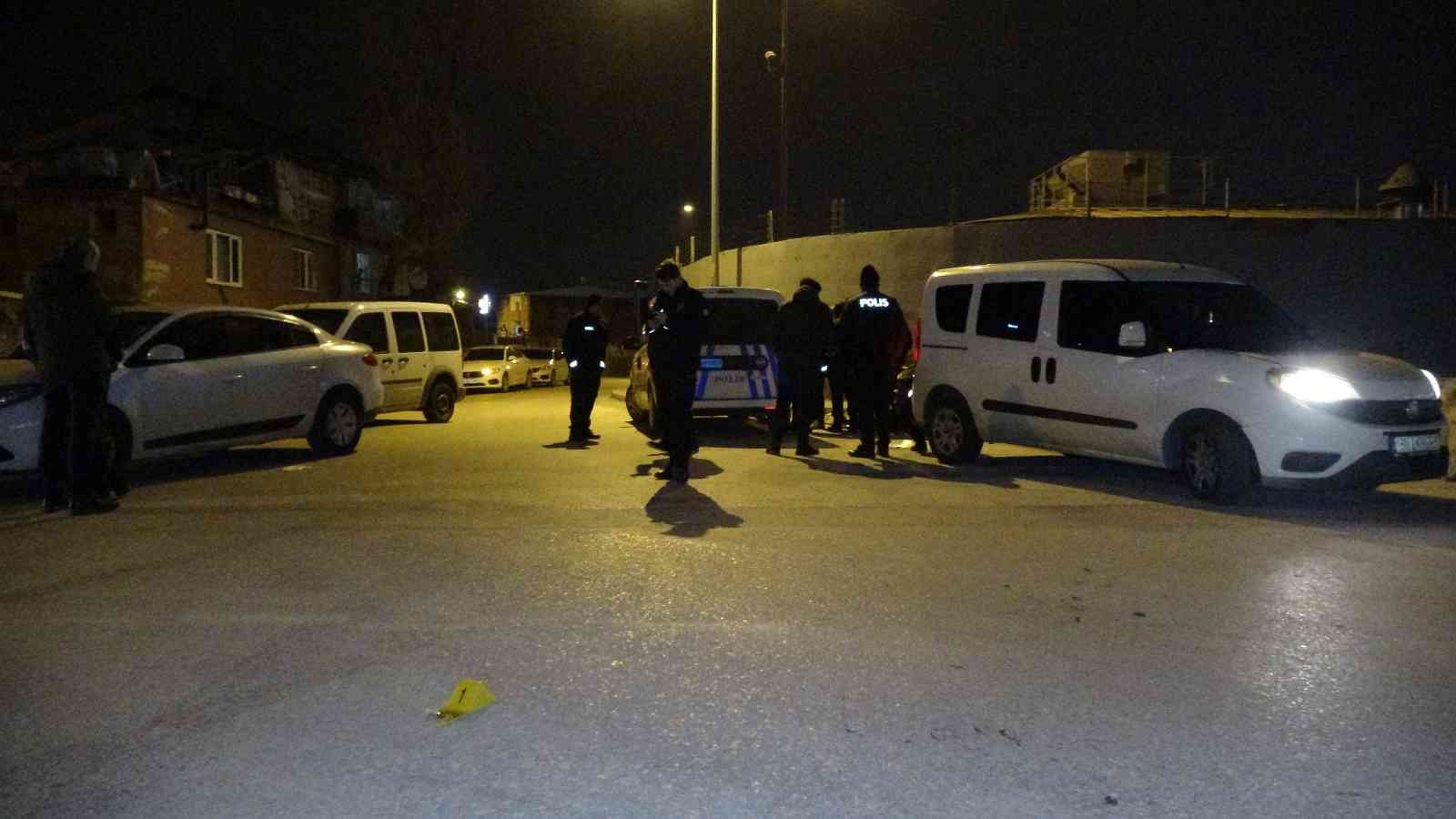 Bursa’da sokakta yürüyen 2 genç kimliği belirsiz kişi veya kişiler tarafından silahlı saldırıya uğradı. Gençlerden birinin durumunun ağır olduğu ...