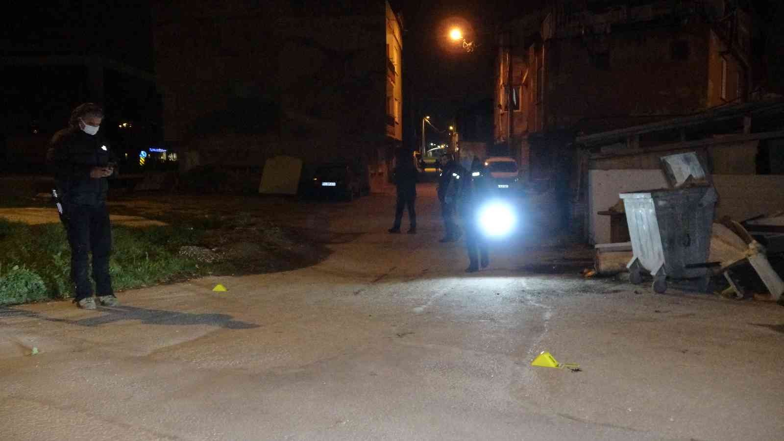 Bursa’da sokakta yürüyen 2 genç kimliği belirsiz kişi veya kişiler tarafından silahlı saldırıya uğradı. Gençlerden birinin durumunun ağır olduğu ...