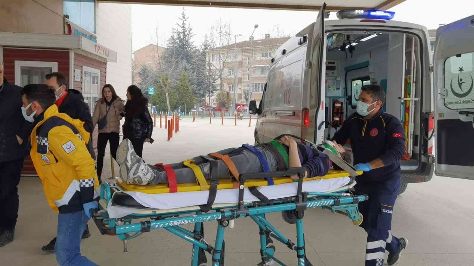 Bursa’da tadilat yaparken merdiven boşluğuna düşerek yaralandı Bursa’nın İnegöl ilçesinde bulunan sitede evinin tadilatının yapan genç, merdiven boşluğuna düşerek yaralandı. Edinilen bilgiye göre, olay ...