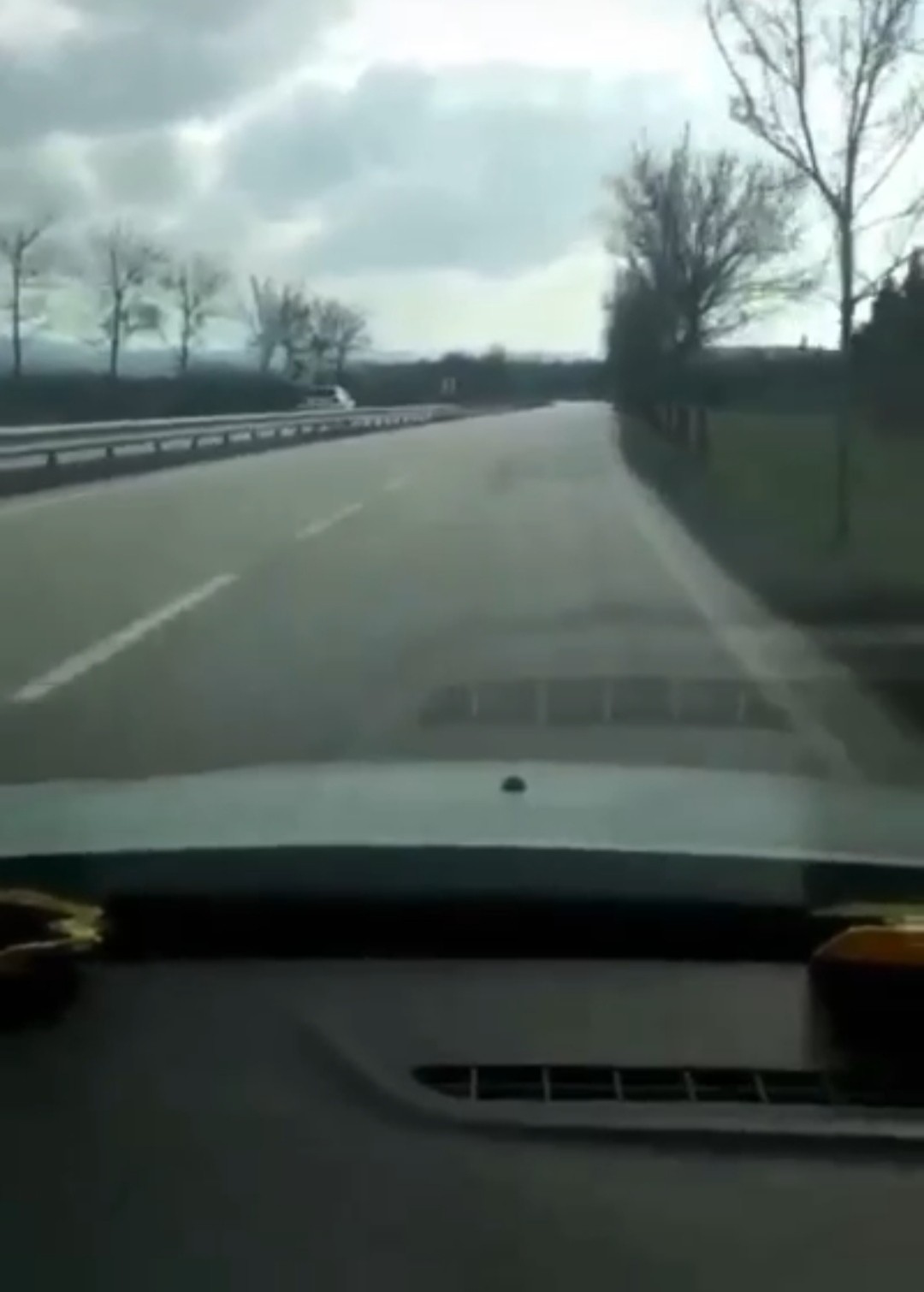 Bursa’da ters yönde ölümüne yolculuk Bursa’da bir otomobil sürücüsü otobanda ters yönde 100 kilometre hızla gitti. O anlar kameraya yansıdı. Bursa’da Görükle mevkisinde bulunan ...