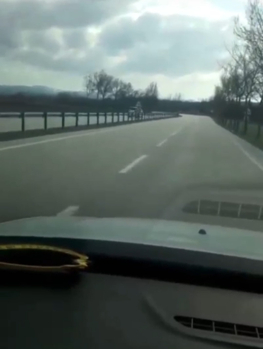 Bursa’da ters yönde ölümüne yolculuk Bursa’da bir otomobil sürücüsü otobanda ters yönde 100 kilometre hızla gitti. O anlar kameraya yansıdı. Bursa’da Görükle mevkisinde bulunan ...