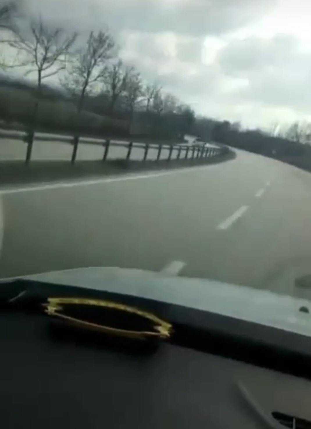 Bursa’da ters yönde ölümüne yolculuk Bursa’da bir otomobil sürücüsü otobanda ters yönde 100 kilometre hızla gitti. O anlar kameraya yansıdı. Bursa’da Görükle mevkisinde bulunan ...