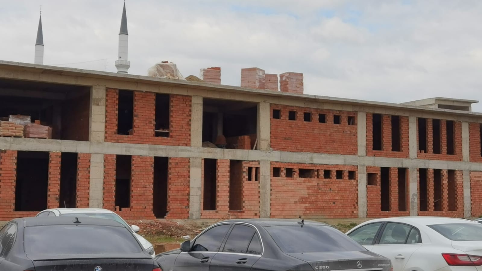 Bursa’da yapımı devam eden inşaatın 3. katından düşen usta, ağır yaralandı. Olay, İnegöl ilçesi Kemalpaşa Mahallesi Hikmet Şahin Kültürparkı ...