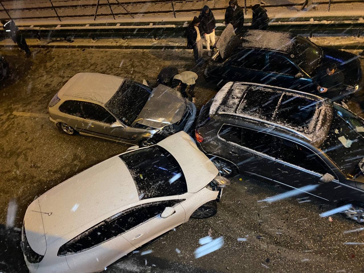 Bursa’da yol buz pistine döndü : 11 araç birbirine girdi Bursa’da kar yağışı nedeniyle kayganlaşan yolda kontrolden çıkan 11 araç kayarak birbirine girdi. Zincirleme kazada 2 kişi yaralandı. Ana yol ise ...