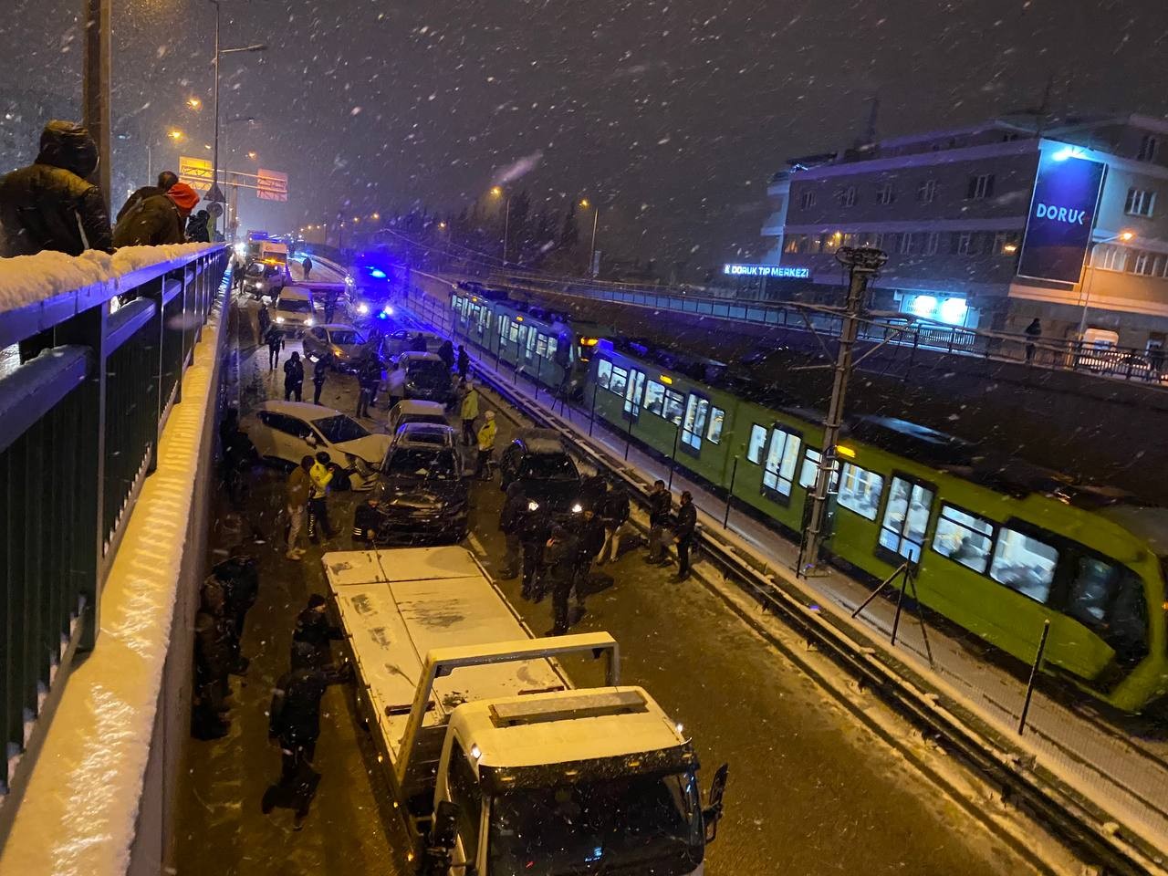 Bursa’da kar yağışı nedeniyle kayganlaşan yolda kontrolden çıkan 11 araç kayarak birbirine girdi. Zincirleme kazada 2 kişi yaralandı. Ana yol ise ...