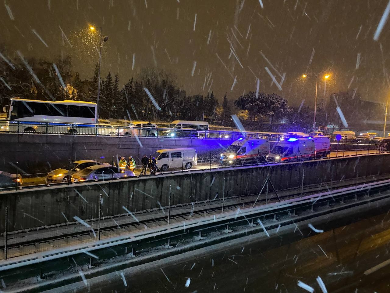 Bursa’da kar yağışı nedeniyle kayganlaşan yolda kontrolden çıkan 11 araç kayarak birbirine girdi. Zincirleme kazada 2 kişi yaralandı. Ana yol ise ...