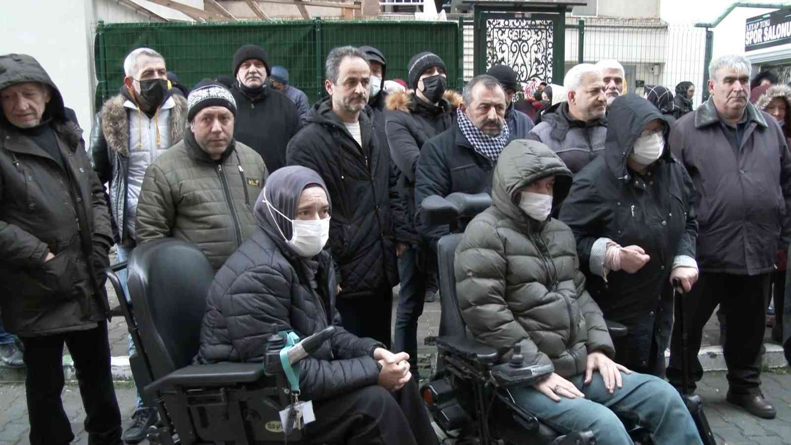 Bursa’da 3 bin kişinin yaşadığı sitede yöneticinin paralarla kaçtığı iddia edilirken, evlerin doğalgazı borcundan dolayı kesildi. Faturayı ...