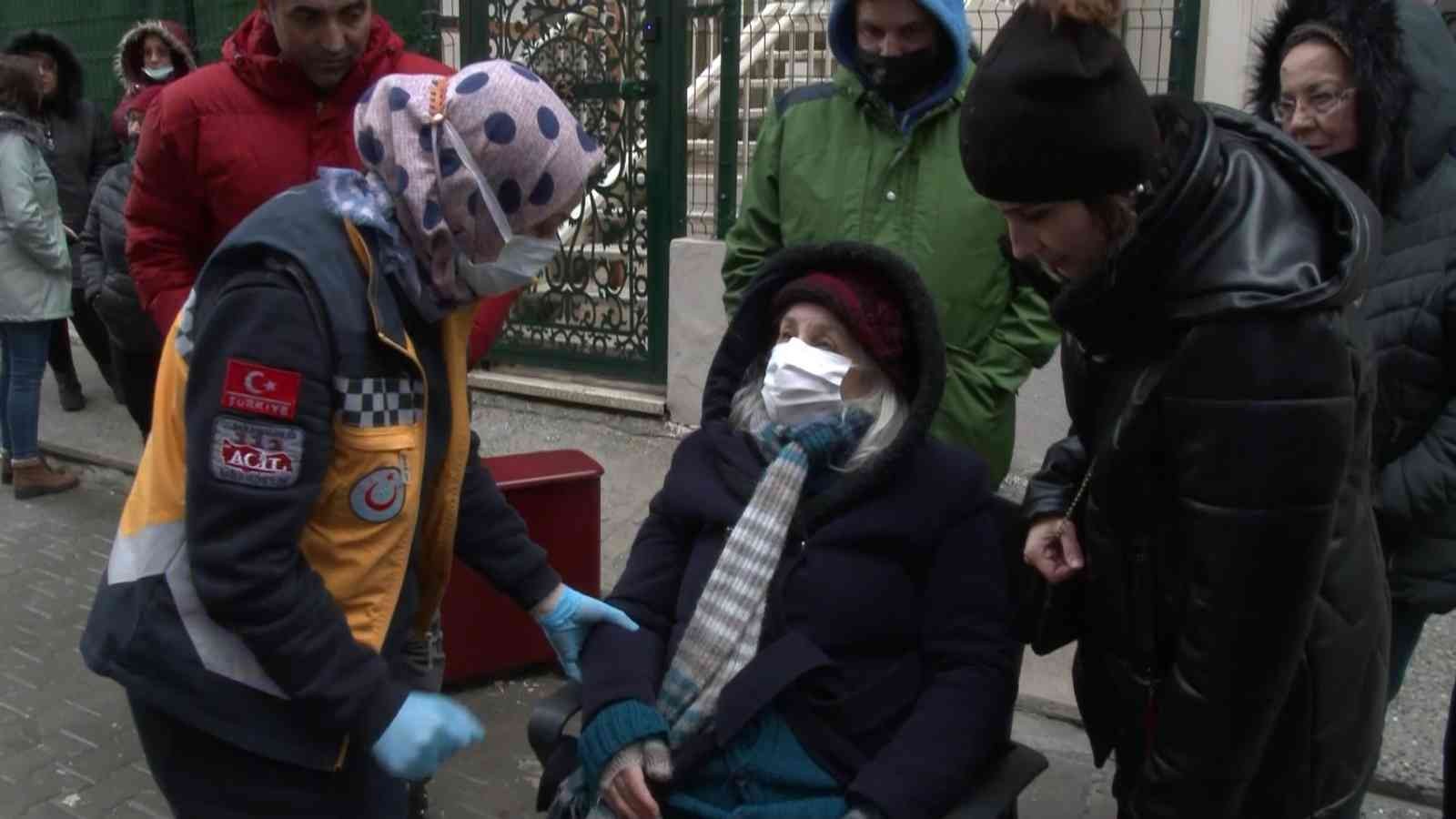 Bursa’da 3 bin kişinin yaşadığı sitede yöneticinin paralarla kaçtığı iddia edilirken, evlerin doğalgazı borcundan dolayı kesildi. Faturayı ...