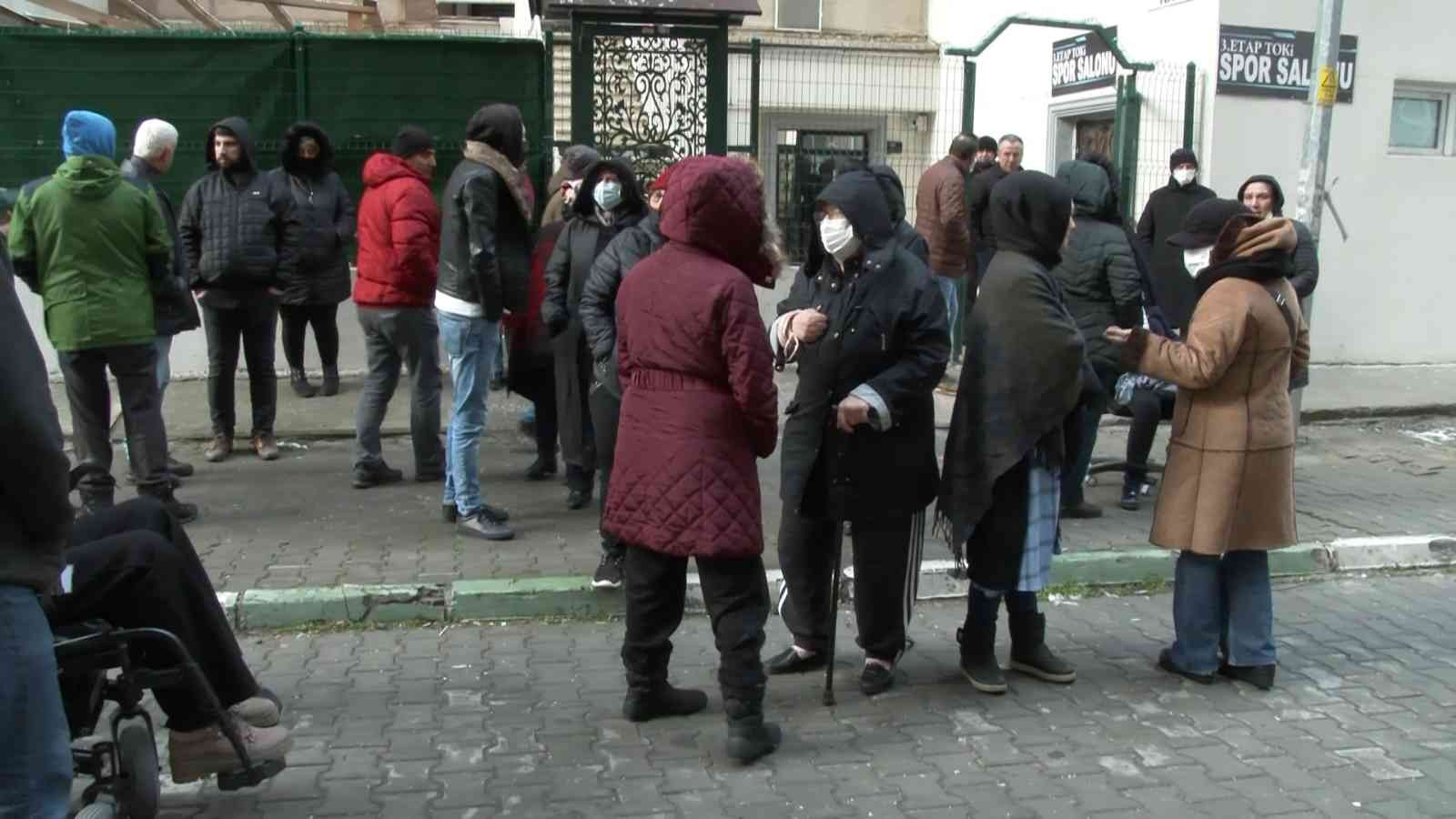 Bursa’da 3 bin kişinin yaşadığı sitede yöneticinin paralarla kaçtığı iddia edilirken, evlerin doğalgazı borcundan dolayı kesildi. Faturayı ...